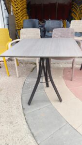 Chaise et table pour snack et mahlaba